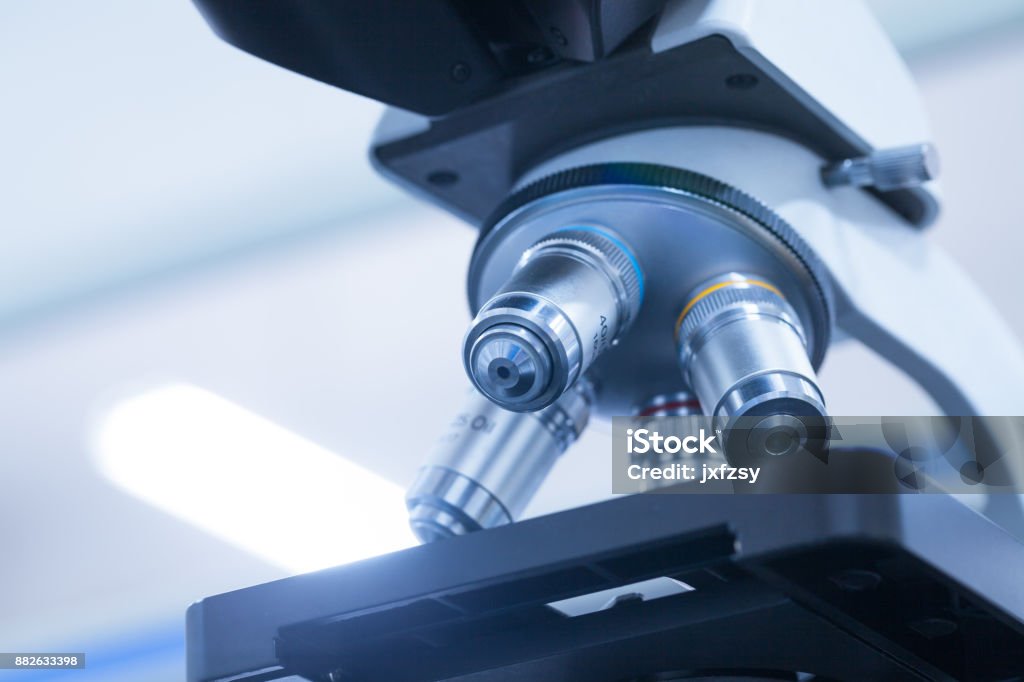 microscopio nel banco di laboratorio - Foto stock royalty-free di Microscopio