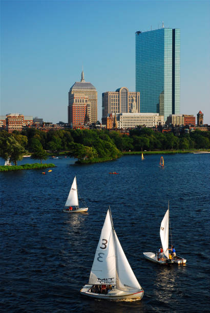 comunidade, passeios de barco no rio charles - boston skyline day back bay - fotografias e filmes do acervo