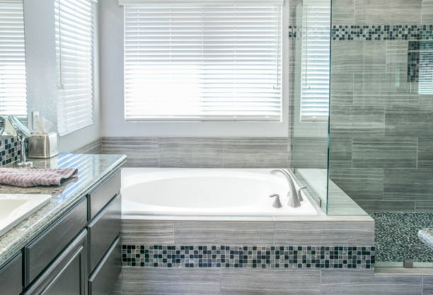 реконструированная современная ванная комната - bathroom home addition bathtub blinds стоковые фото и изображения