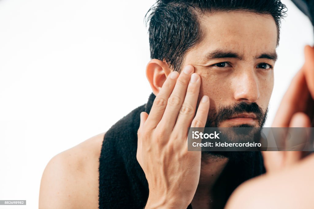 Homem na frente mirrror olhando suas rugas - Foto de stock de Homens royalty-free