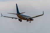 moderne-flugzeug-fliegt-in-einem-blauen-himmel-nahaufnahme.jpg?b=1&s=170x170&k=20&c=S_UER2kwtPRtxHR05p7qHiZ-by1YaMWhMOmVZ3Clj7c=