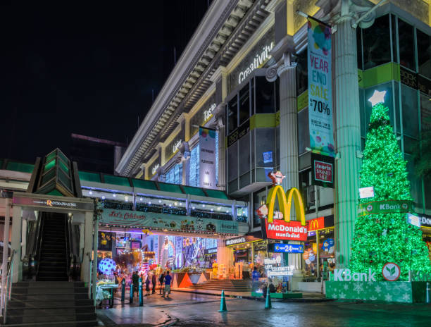 ночная иллюминация фестиваля «рождество и с новым годом 2015» в бангкоке, таиланд - bangkok mcdonalds fast food restaurant asia стоковые фото и изображения
