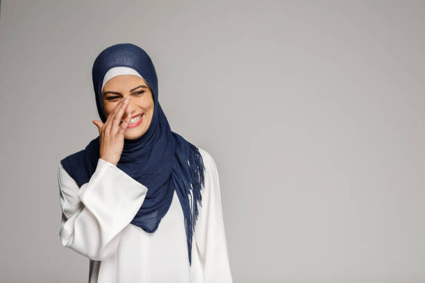 sonriente mujer musulmana llevar el hiyab - women islam middle eastern ethnicity arabic style fotografías e imágenes de stock