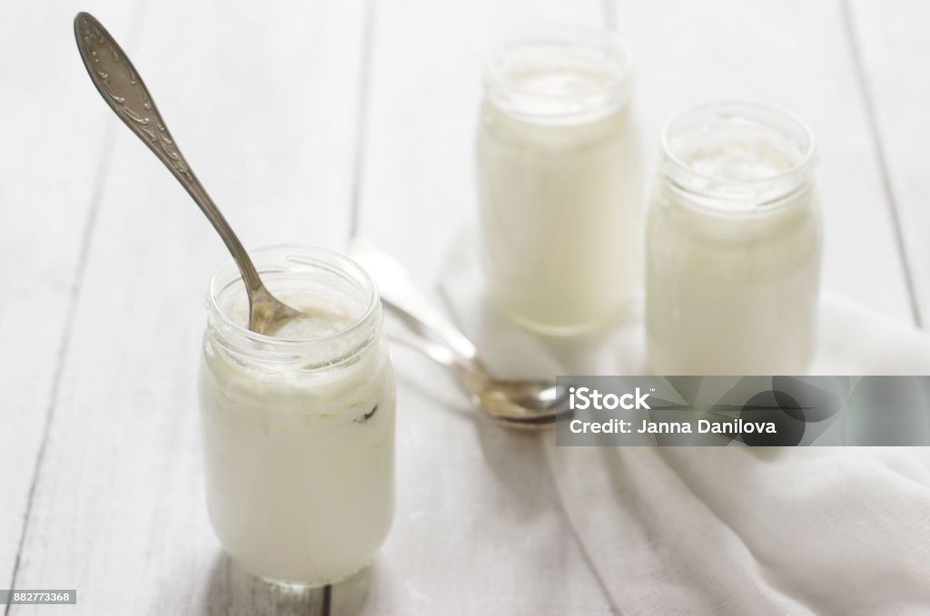 Hausgemachtes Joghurt in einem Glas auf einem Holztisch. Rustikaler Stil, selektiven Fokus. - Lizenzfrei Joghurt Stock-Foto