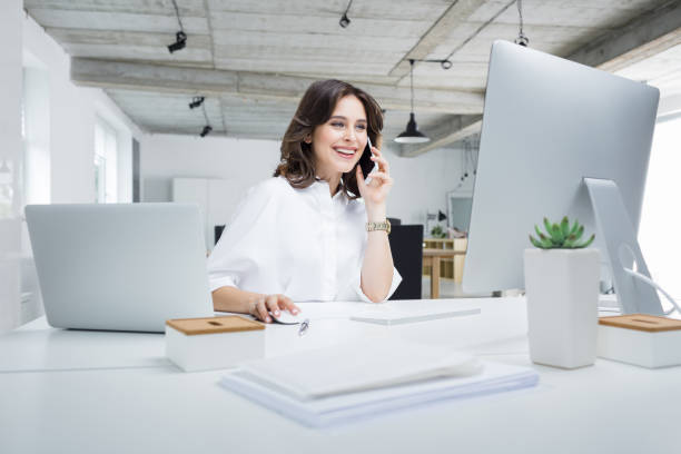 geschäftsfrau arbeiten in modernen arbeitsplatz - businesswoman using computer computer monitor women stock-fotos und bilder