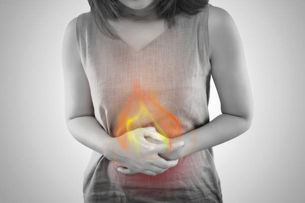 la foto de fuego es en el cuerpo de la mujer. personas con el concepto de problema de dolor de estómago. anatomía femenina - abdomen fotografías e imágenes de stock