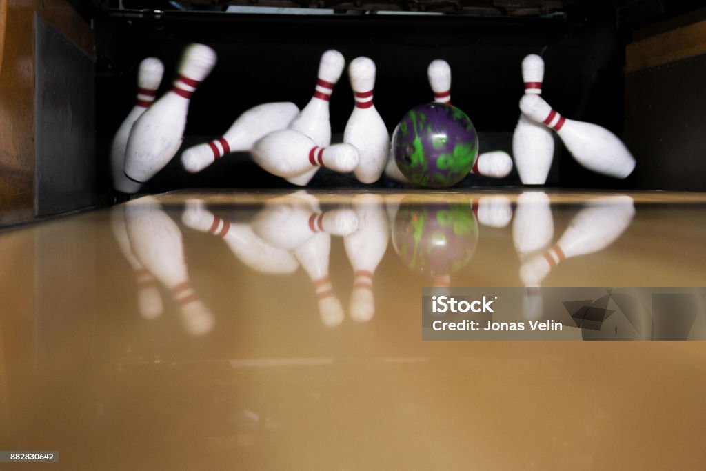 Ten Pin Bowling Bowling käglor och klot. närbild när klotet träffar käglorna. Bowling Strike Stock Photo