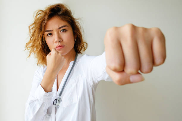 porträt von wütenden allgemeinmedizin boxen - fist women punching asian ethnicity stock-fotos und bilder