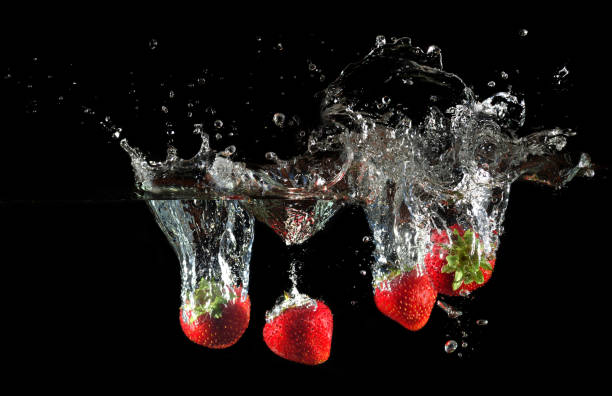 istock Strawberries splashing into water 882882838