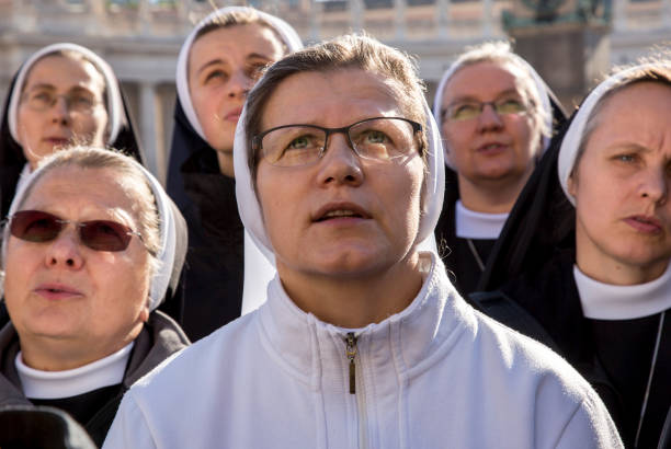 アービス中巡礼者らオルビス祈り - nun catholicism praying women ストックフォトと画像