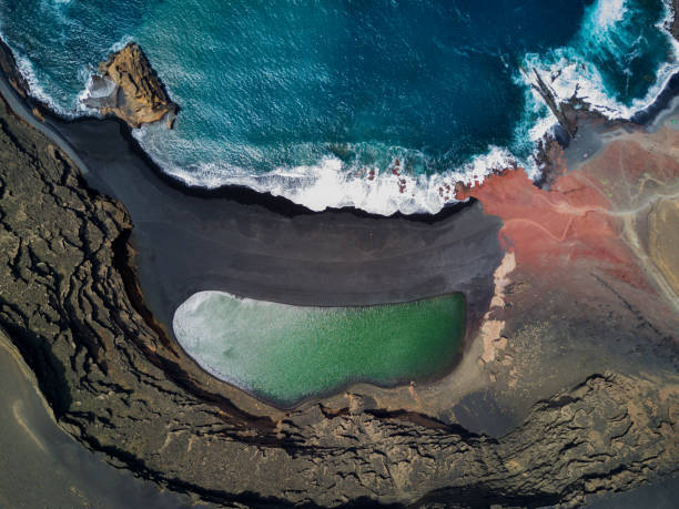 lago de los clicos - lanzarote canary islands volcano green photos et images de collection
