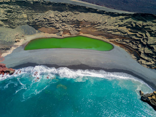 istock Lake of the clicos 882902430
