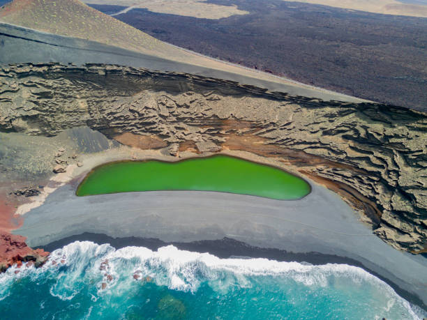 istock Lake of the clicos 882902776