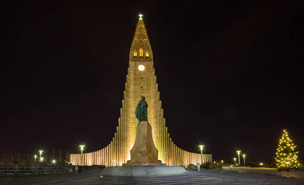 hallgrimskirkja kathedrale in reykjavik in der nacht, island - lyfe stock-fotos und bilder