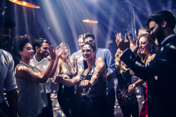 ¡bailar toda la noche! - fiesta en la oficina fotografías e imágenes de stock