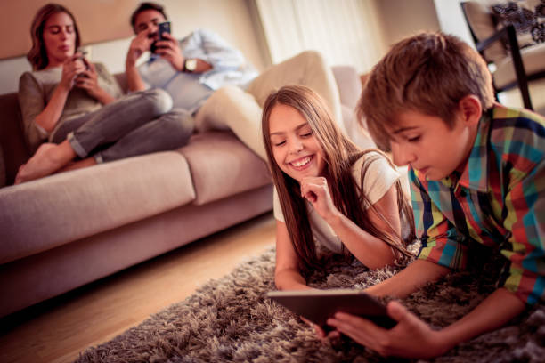 istock Family at home 882913288