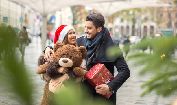 istock Beautiful couple christmas shopping 882922398