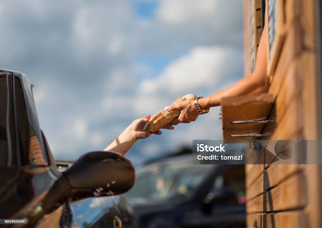 Caffe "Drive-in" femmes commis avec "sandwich" - Photo de Guichet de caisse en drive-in libre de droits