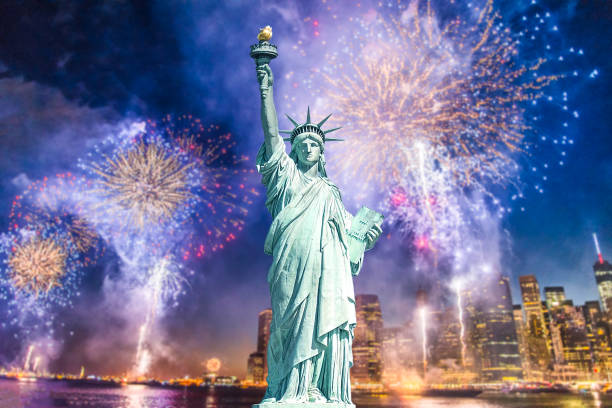 la statue de la liberté avec l’arrière-plan flou du paysage urbain avec des feux d’artifice magnifique nuit, manhattan, new york city - statue of liberty liberty statue firework display photos et images de collection