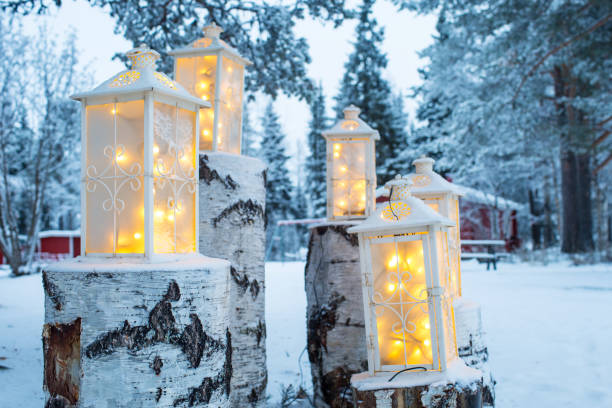 그룹 트리에서 불타는 등불의 눈에서 젊고 아름 다운 여자 크리스마스 시즌 - lantern christmas snow candle 뉴스 사진 이미지