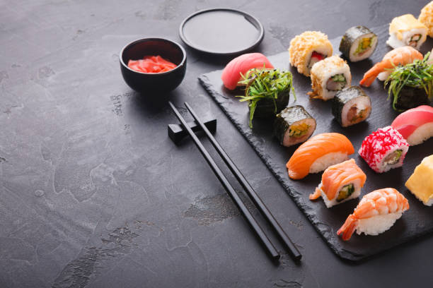 sushi e panini sfondo, cucina giapponese - sushi chopsticks sushi bar food foto e immagini stock