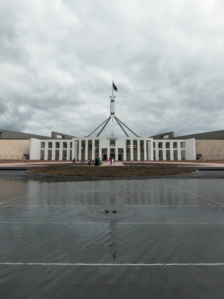 здание парламента австралии - city urban scene canberra parliament house australia стоковые фото и изображения