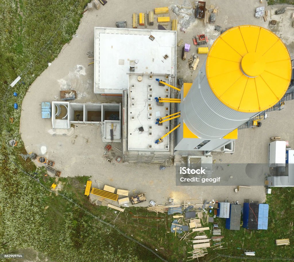 Baustelle für eine industrielle Anlage zur Herstellung von Beton, vertikal genommen aus der Luft, Luft Ansicht - Lizenzfrei Arbeiten Stock-Foto