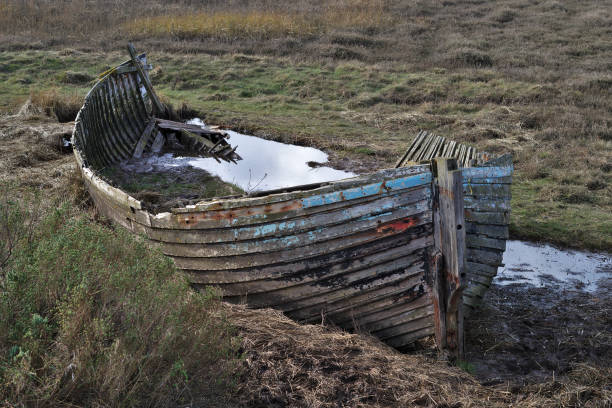 abandonado la pesca en bote - sailing ship shipping beached industrial ship fotografías e imágenes de stock