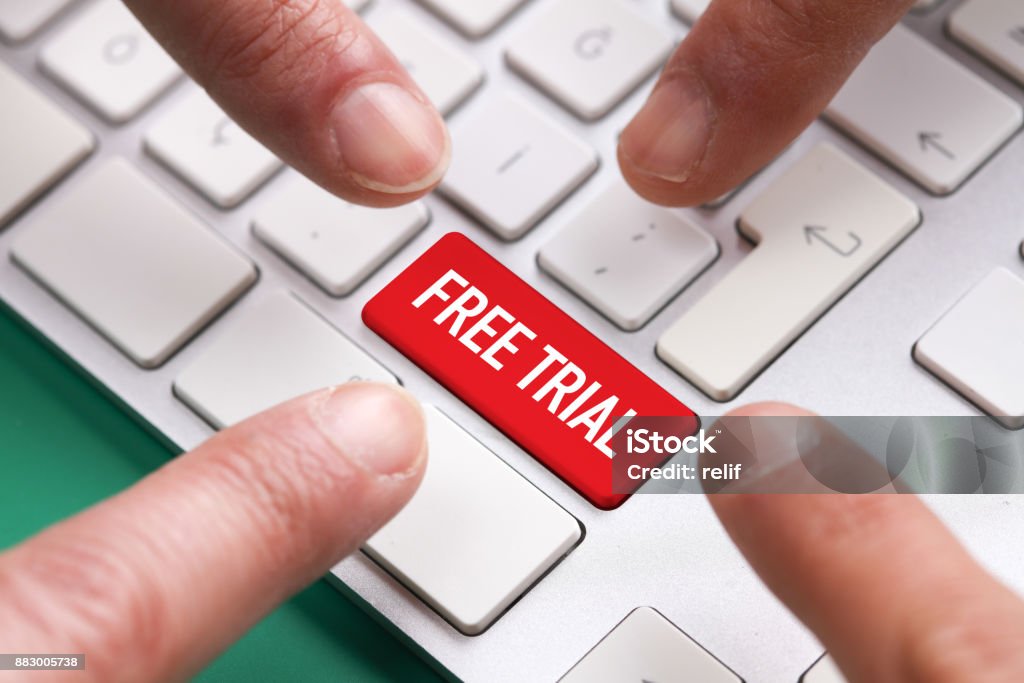 Concetto di tastiera del computer: molte dita che spingono il pulsante rosso della tastiera FREE TRIAL - Foto stock royalty-free di Processo legale