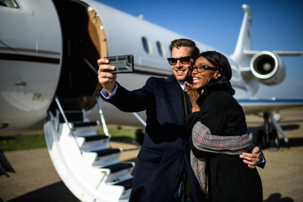 istock Couple at the airport 883006398