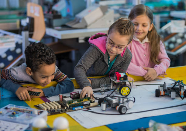 zespół małych inżynierów pracujących razem w laboratorium. - electronics industry electrical equipment laboratory scientific experiment zdjęcia i obrazy z banku zdjęć