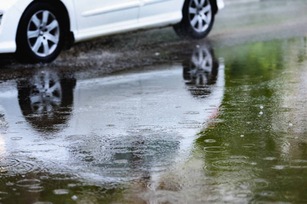 istock toning car rain puddle splashing water 883010242