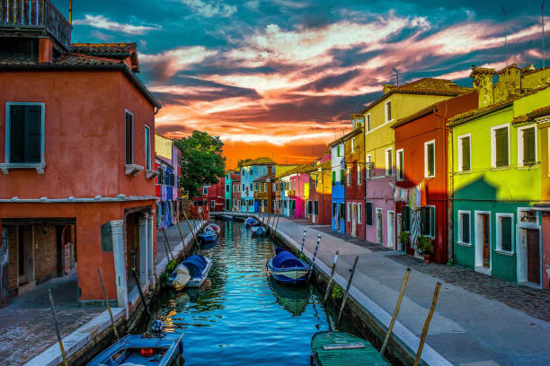 casas coloridas de la isla de burano en día nublado - murano fotografías e imágenes de stock