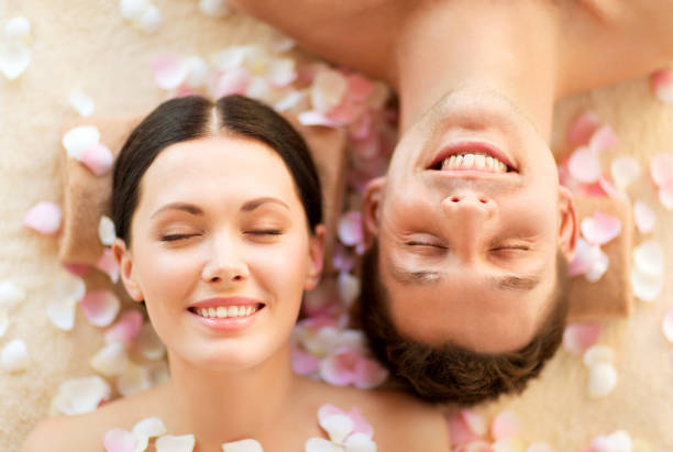 pareja en spa - spa treatment health spa couple happiness fotografías e imágenes de stock