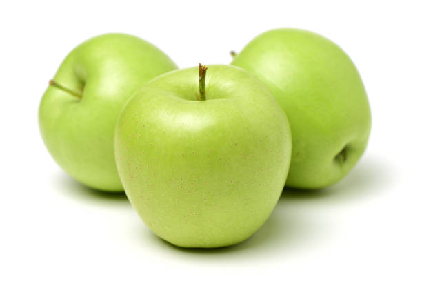 vert pomme granny smith sur fond blanc - granny smith apple photos et images de collection