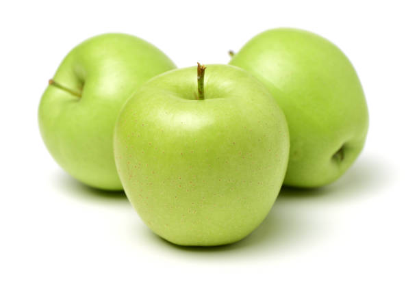 verde granny smith apple em fundo branco - granny smith apple apple food fruit - fotografias e filmes do acervo