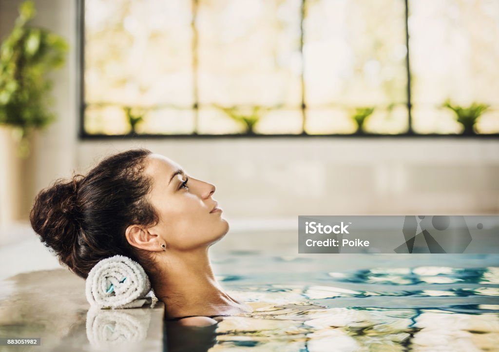 Mujer hermosa sana relajante en el spa piscina - Foto de stock de Piscina libre de derechos