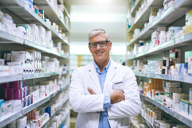 jestem przekonany, że będziesz lepiej ze mną, aby ci pomóc - pharmacist mature adult smiling senior adult zdjęcia i obrazy z banku zdjęć