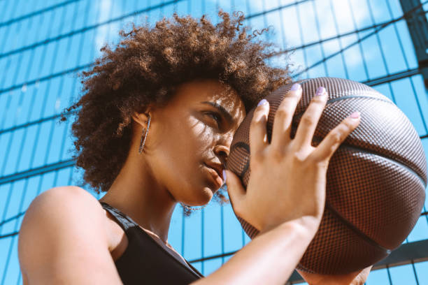 donna afro-americana adattamento obiettivo con il basket - womens basketball foto e immagini stock