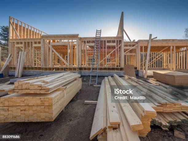 Neue Haus Bau Rahmung Stockfoto und mehr Bilder von Baugewerbe - Baugewerbe, Bauen, Baustelle