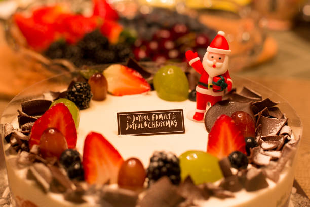 低光高 iso クリスマ�ス フルーツ ケーキと言葉で新年の撮影します。 - strawberry plant audio ストックフォトと画像