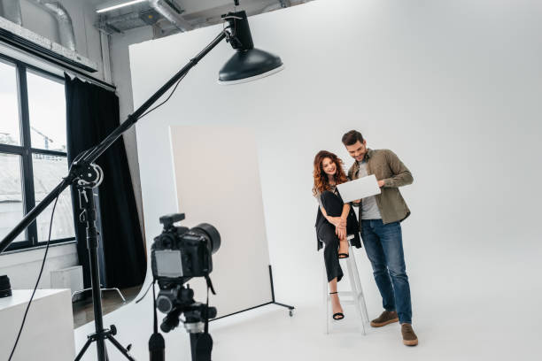 istock photographer and model in photo studio 883095582