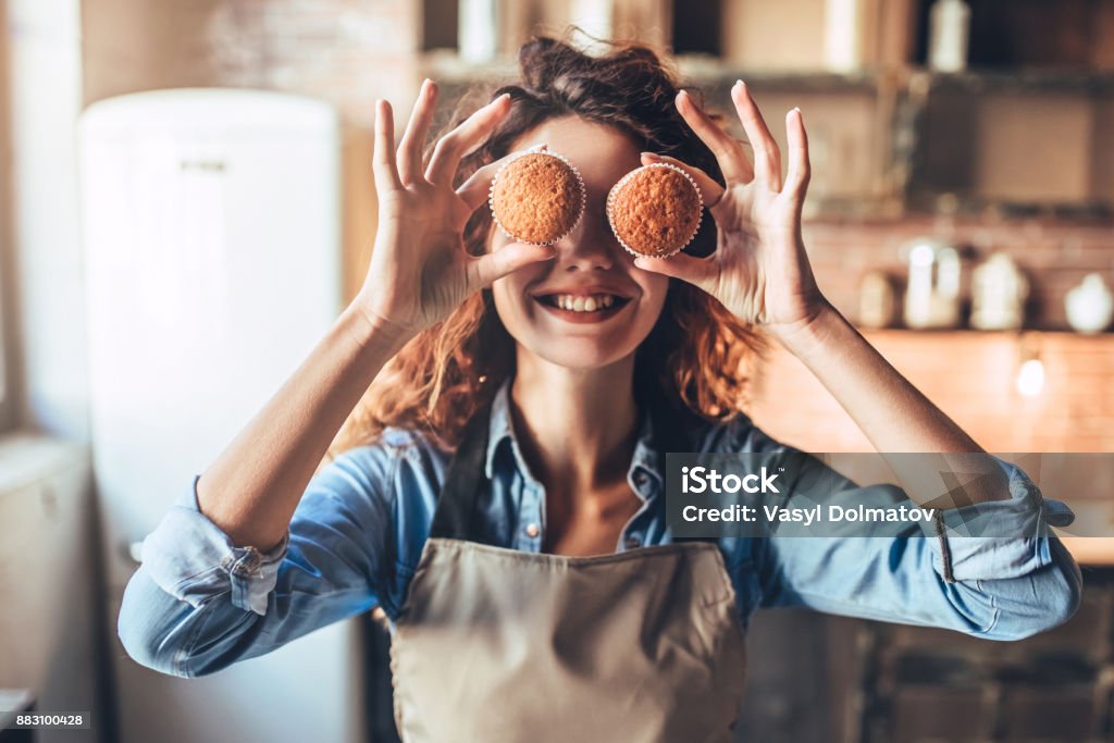 Attraktive Frau in der Küche. - Lizenzfrei Garkochen Stock-Foto