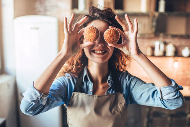 attraktive frau in der küche. - baking lifestyles beautiful cookie stock-fotos und bilder