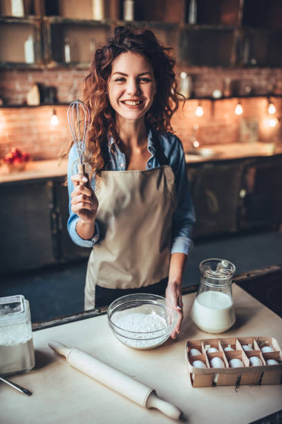 привлекательная женщина на кухне. - bread bakery women cake стоковые фото и изображения