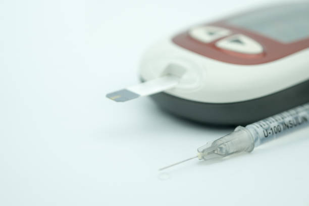 インスリン用の注射器、薬、糖尿病、血糖、医療、人々 の概念として白い背景を使用してチェック血糖レベルのブドウ糖メーターをクローズ アップ。 - glucose blood care white ストックフォトと画像