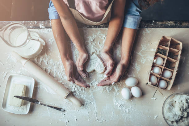 maman avec une fille dans la cuisine. - two parent family indoors home interior domestic kitchen photos et images de collection