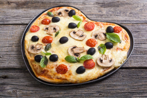 istock Italian pizza heart 883109924