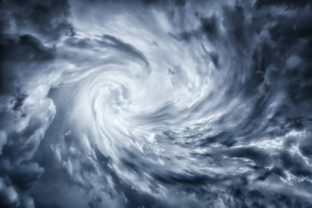 buio tempestoso paesaggio nuvoloso del vortice uragano - whirling clouds foto e immagini stock