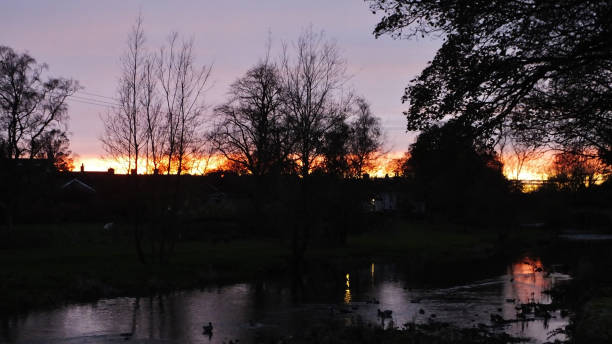 sole al tramonto a gargrave, yorkshire dales national park, regno unito - gargrave foto e immagini stock